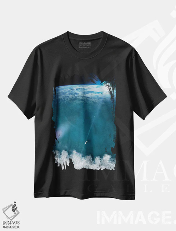 تیشرت مشکی طرح دار موج سوار میان اقیانوس و فضا، تزئینی اثر جن زد | فروشگاه ایماژ