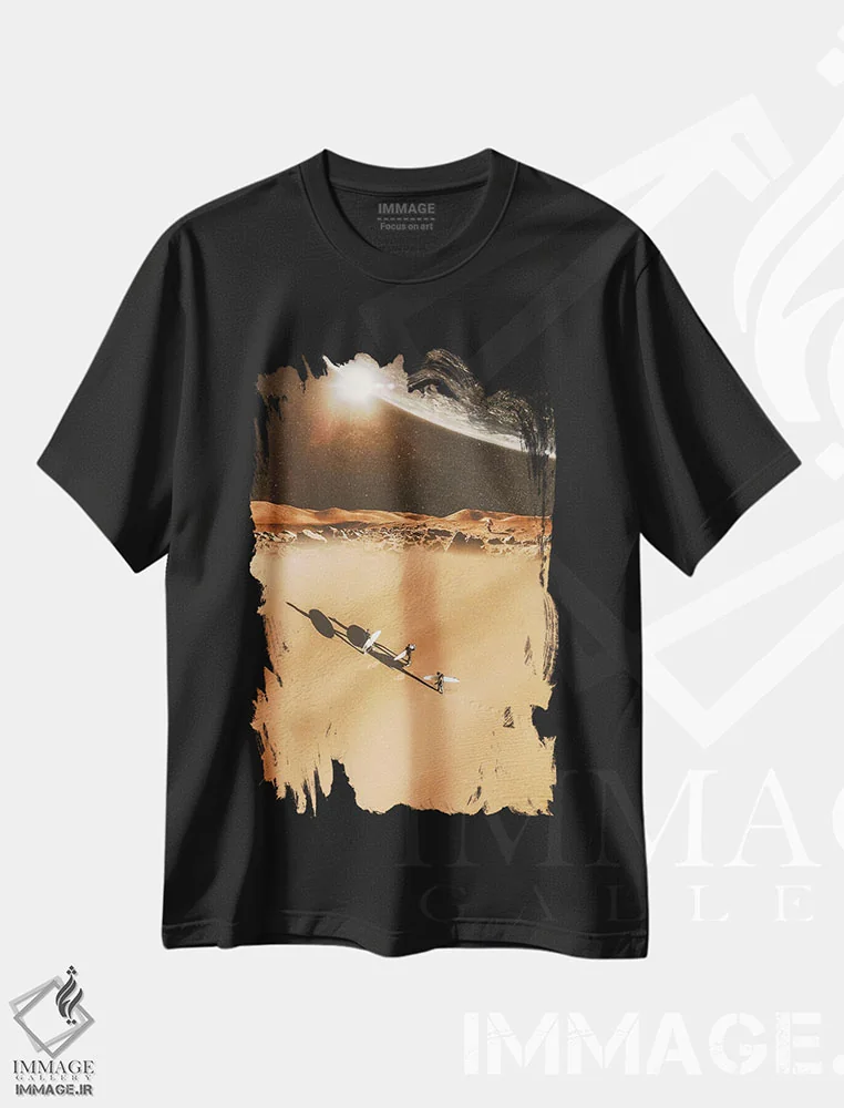 تیشرت مشکی طرح دار موج سواران در حال قدم زدن روی شن های مریخ، تزئینی اثر جن زد | immage.ir
