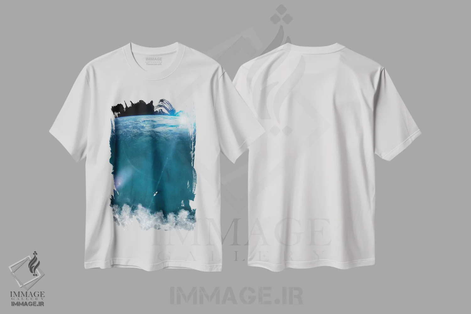 تیشرت سفید طرح دار موج سوار میان اقیانوس و فضا، تزئینی اثر جن زد | immage.ir