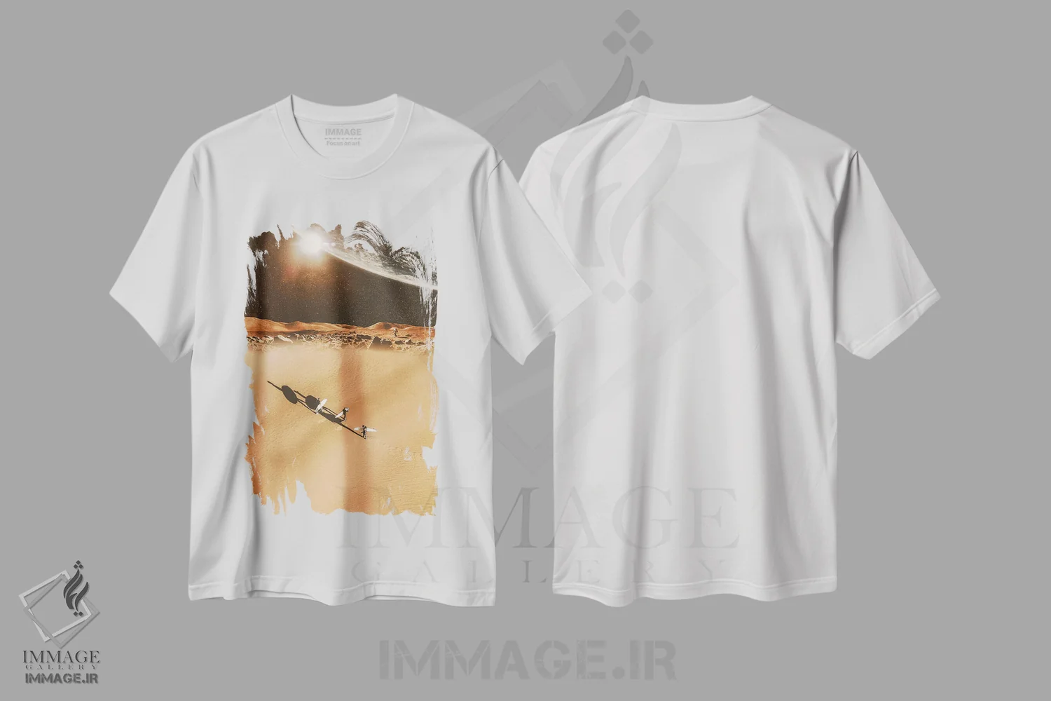 تیشرت سفید طرح دار موج سواران در حال قدم زدن روی شن های مریخ، تزئینی اثر جن زد | فروشگاه ایماژ