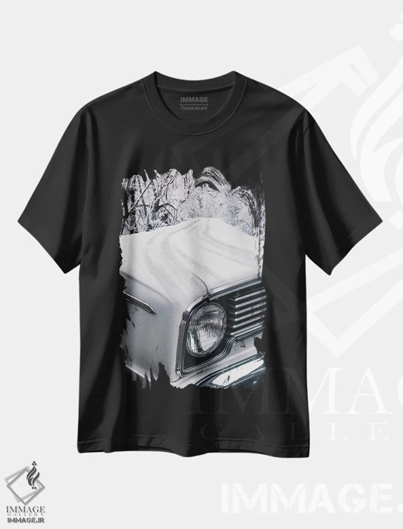 تیشرت مشکی طرح دار رانندگی با خودروی عتیقه در برف زمستانی، هنر دیجیتال سیاه و سفید اثر جن زد | فروشگاه ایماژ