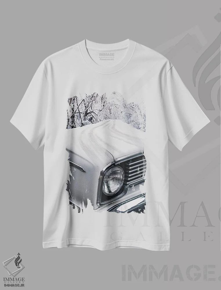 تیشرت سفید طرح دار رانندگی با خودروی عتیقه در برف زمستانی، هنر دیجیتال سیاه و سفید اثر جن زد | immage.ir