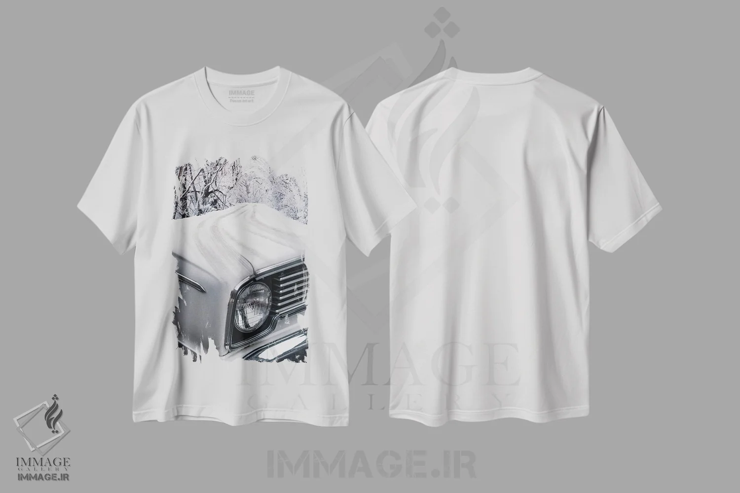 تیشرت سفید طرح دار رانندگی با خودروی عتیقه در برف زمستانی، هنر دیجیتال سیاه و سفید اثر جن زد | immage.ir