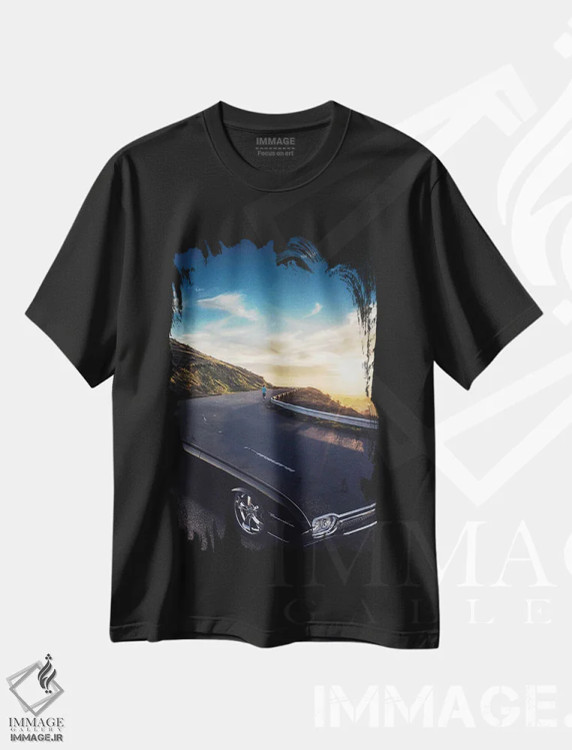 تیشرت مشکی طرح دار خودروی کلاسیک در جاده کوهستانی، عکاسی ترکیبی اثر جن زد | immage.ir
