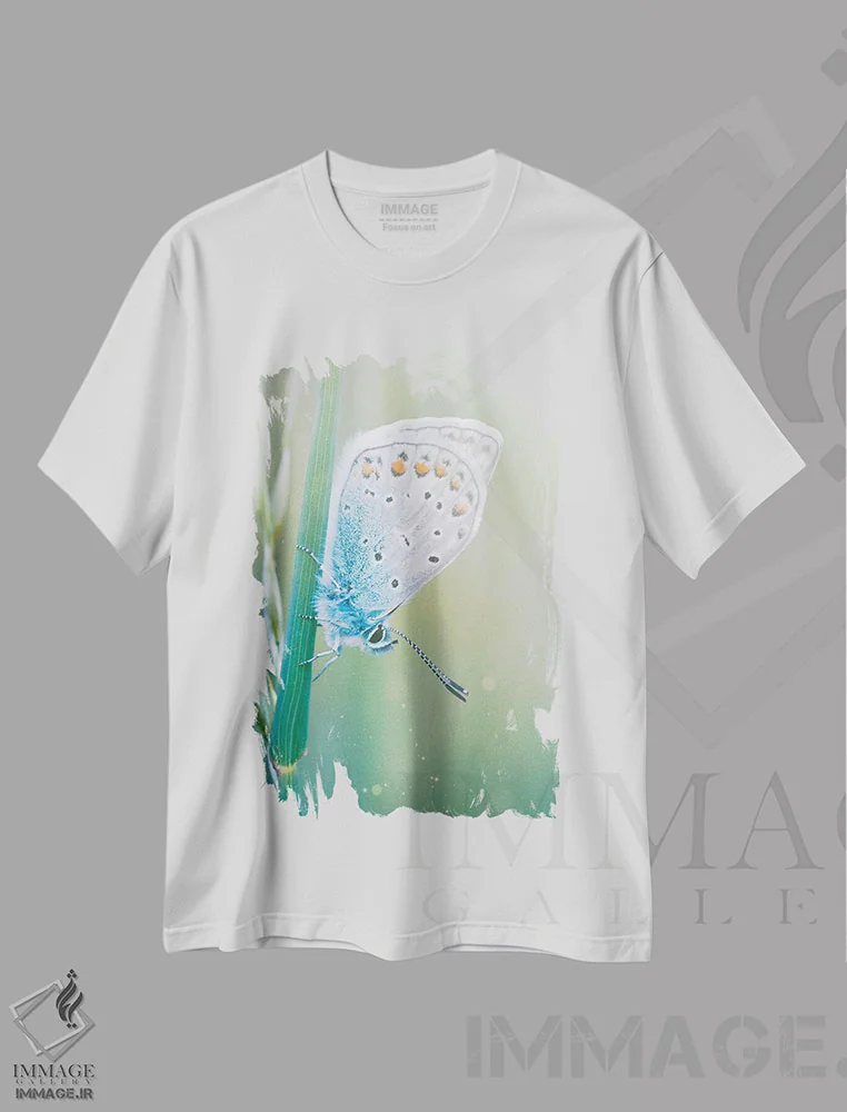 تیشرت سفید طرح دار پروانه آبی و طبیعت سبز، هنر دیجیتال اثر جن زد | immage.ir
