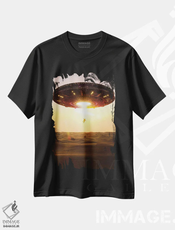 تیشرت مشکی طرح دار آدم ربایی فضانورد توسط یوفو، عکاسی ترکیبی اثر جن زد | immage.ir