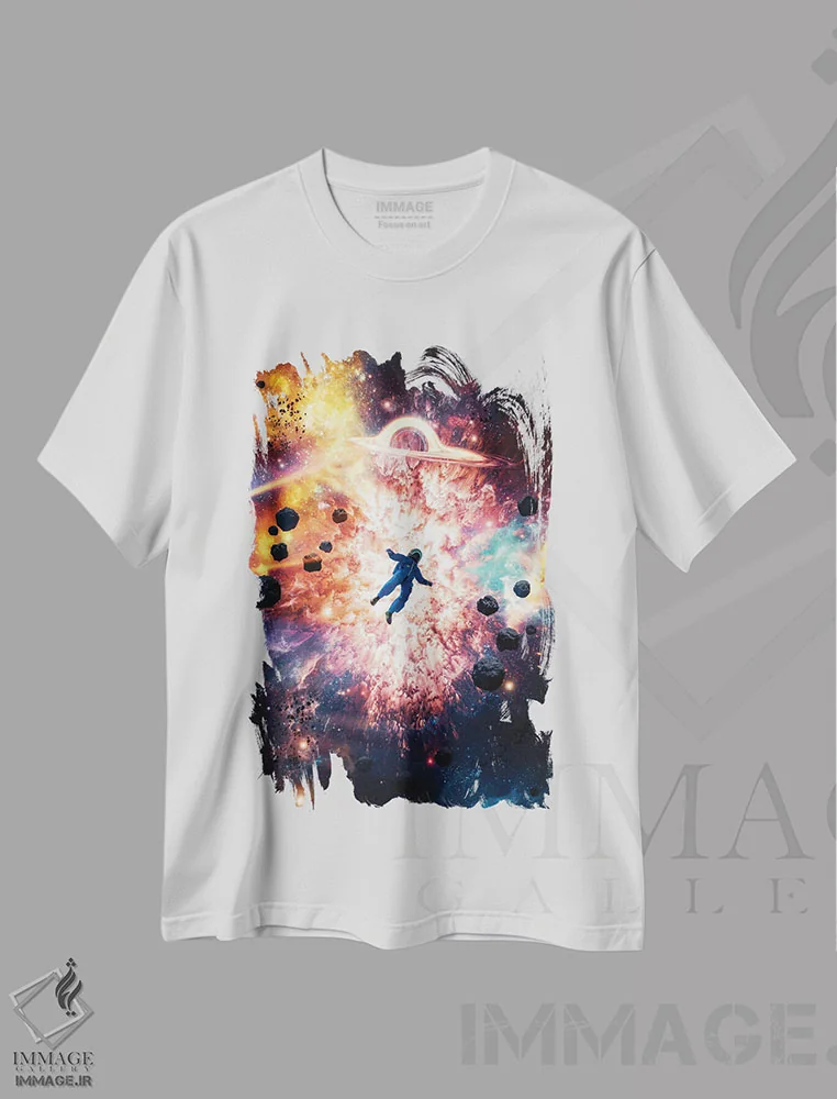 تیشرت سفید طرح دار انفجار بیگ بنگ فضانوردی در فضا، عکاسی ترکیبی اثر جن زد | فروشگاه ایماژ