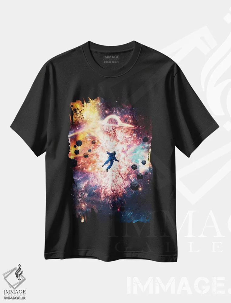 تیشرت مشکی طرح دار انفجار بیگ بنگ فضانوردی در فضا، عکاسی ترکیبی اثر جن زد | immage.ir
