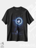 تیشرت مشکی طرح دار فضانورد، سیاه چاله و سیاره زمین، عکاسی ترکیبی اثر جن زد | فروشگاه ایماژ