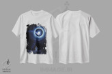 تیشرت سفید طرح دار فضانورد، سیاه چاله و سیاره زمین، عکاسی ترکیبی اثر جن زد | immage.ir