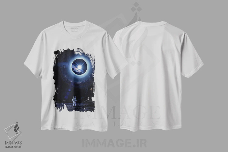 تیشرت سفید طرح دار فضانورد، سیاه چاله و سیاره زمین، عکاسی ترکیبی اثر جن زد | immage.ir