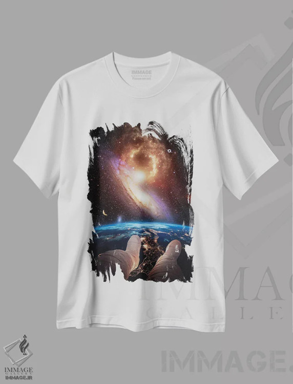 تیشرت سفید طرح دار بی وزنی فضانورد و زمین، عکاسی ترکیبی اثر جن زد | immage.ir