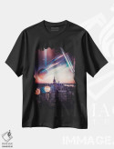 تیشرت مشکی طرح دار قله راک نیویورک و باله فضایی، عکاسی ترکیبی اثر جن زد | immage.ir
