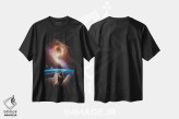 تیشرت مشکی طرح دار بی وزنی فضانورد و زمین، عکاسی ترکیبی اثر جن زد | فروشگاه ایماژ