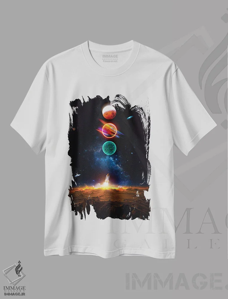 تیشرت سفید طرح دار پرتاب موشک و یک فضانورد، عکاسی ترکیبی اثر جن زد | immage.ir