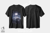 تیشرت مشکی طرح دار رقص باله پرتوها به دور ماه، عکاسی ترکیبی اثر جن زد | فروشگاه ایماژ