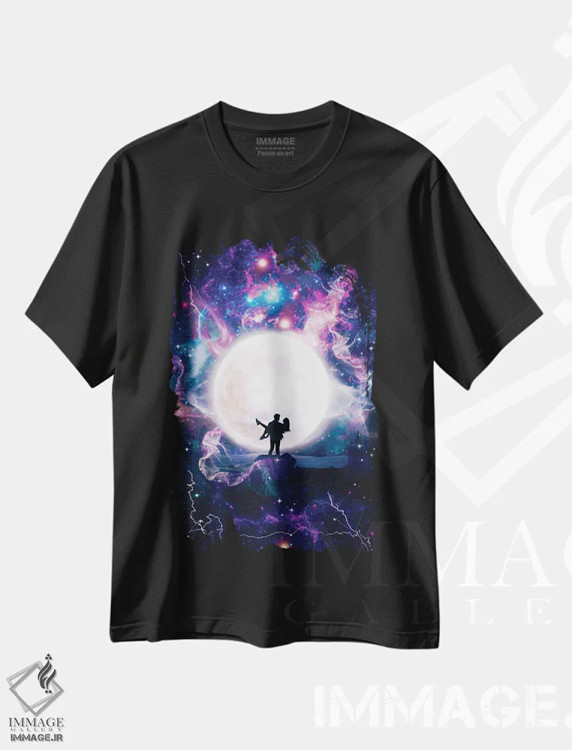 تیشرت مشکی طرح دار سیلوئت زوج عاشق در فضا، تزئینی اثر جن زد | immage.ir