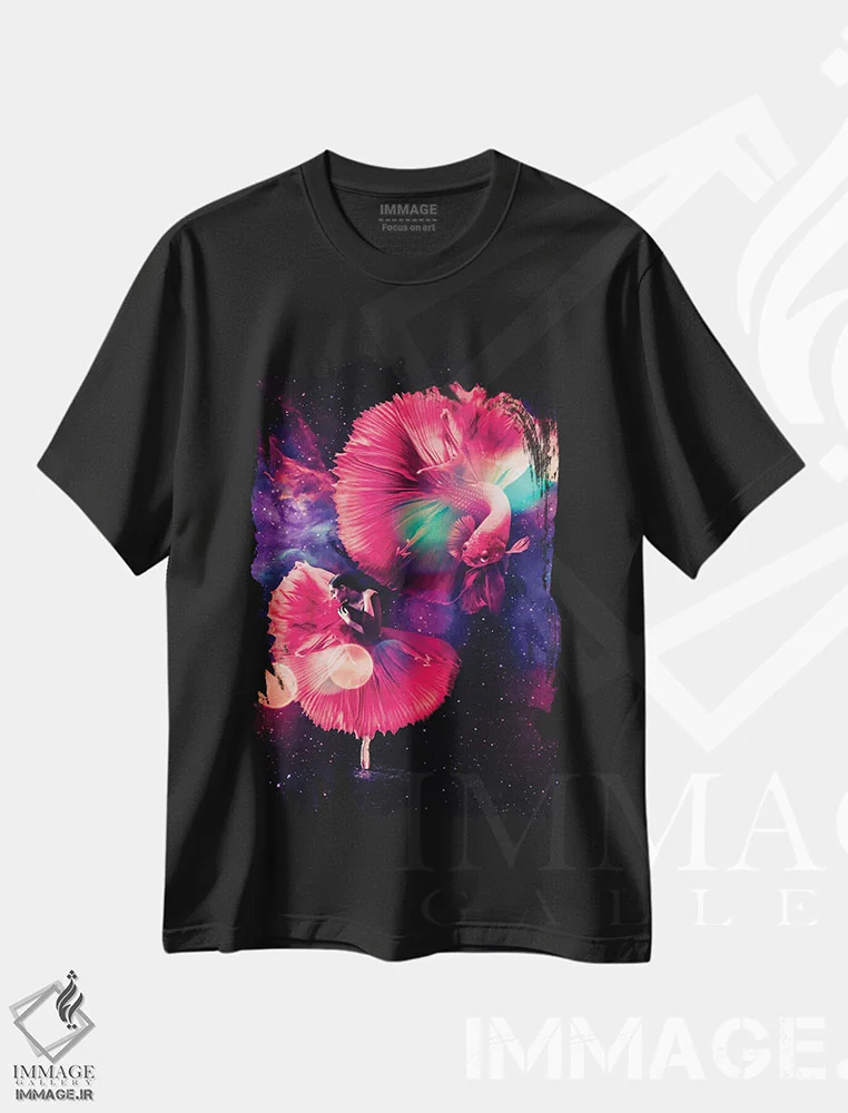 تیشرت مشکی طرح دار رقصنده و باله ماهی بتا قرمز، تزئینی اثر جن زد | فروشگاه ایماژ