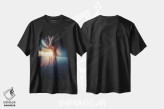 تیشرت مشکی طرح دار گردباد بر فراز اقیانوس و نور غروب، تزئینی اثر جن زد | immage.ir