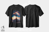 تیشرت مشکی طرح دار جستجوگر سیاره مشتری، کوه در ابرها، تزئینی اثر جن زد | فروشگاه ایماژ