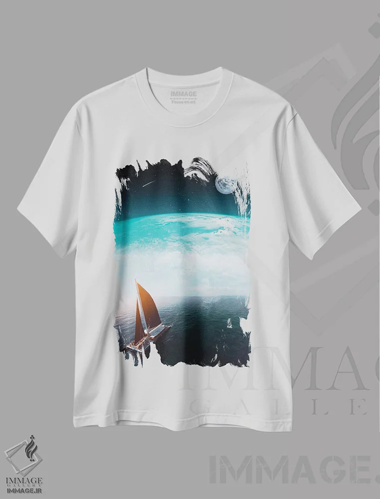 تیشرت سفید طرح دار قایق روی اقیانوس سیاره آبی، عکاسی ترکیبی اثر جن زد | فروشگاه ایماژ