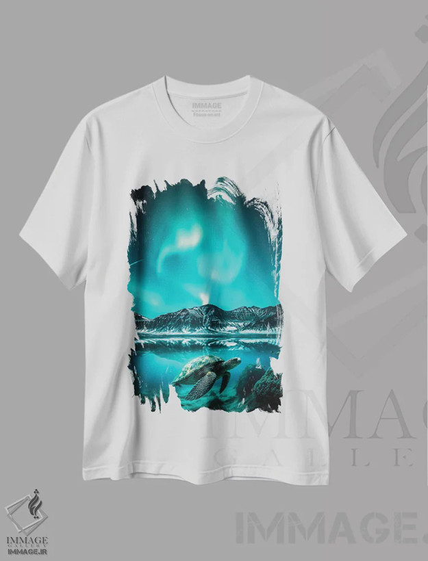 تیشرت سفید طرح دار لاک پشت و شفق قطبی زیر آب، هنر دیجیتال اثر جن زد | فروشگاه ایماژ