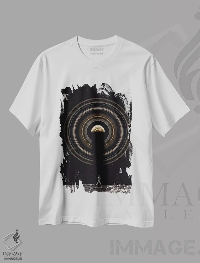 تیشرت سفید طرح دار سیاره زحل، حلقه ها و فضانورد روی ماه، هنر دیجیتال اثر جن زد | فروشگاه ایماژ