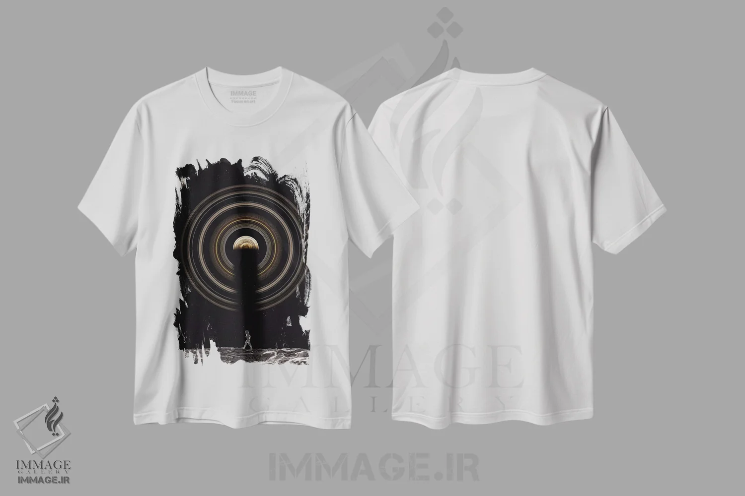 تیشرت سفید طرح دار سیاره زحل، حلقه ها و فضانورد روی ماه، هنر دیجیتال اثر جن زد | فروشگاه ایماژ