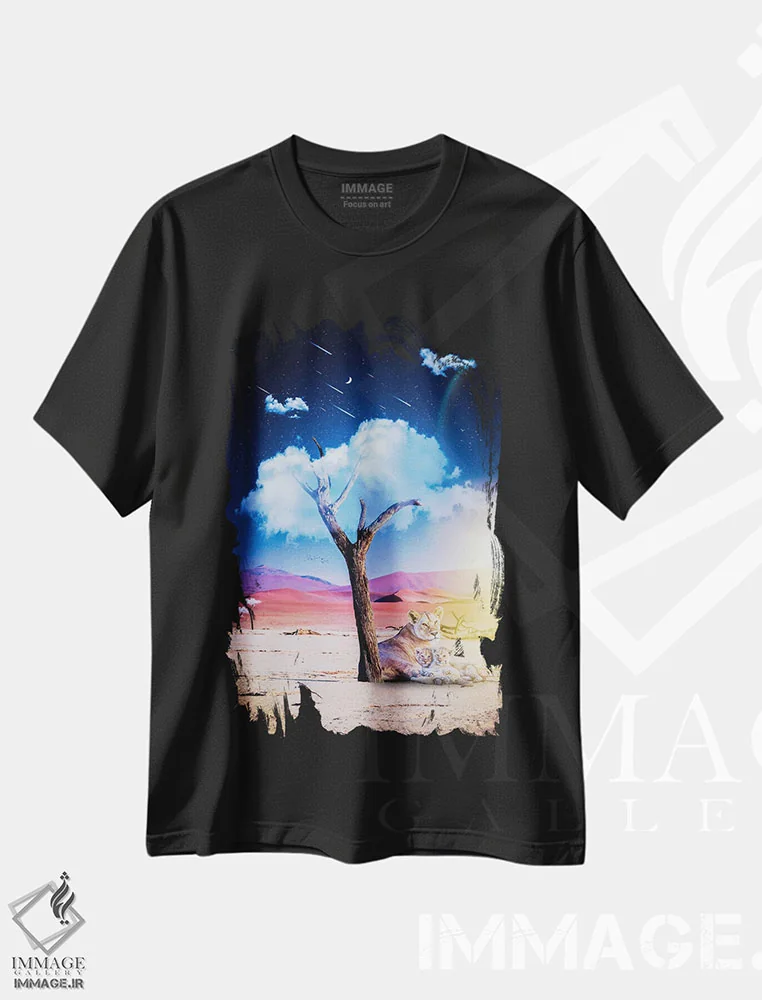 تیشرت مشکی طرح دار درخت ابری و خانواده شیر زیر شب پرستاره، هنر دیجیتال اثر جن زد | immage.ir