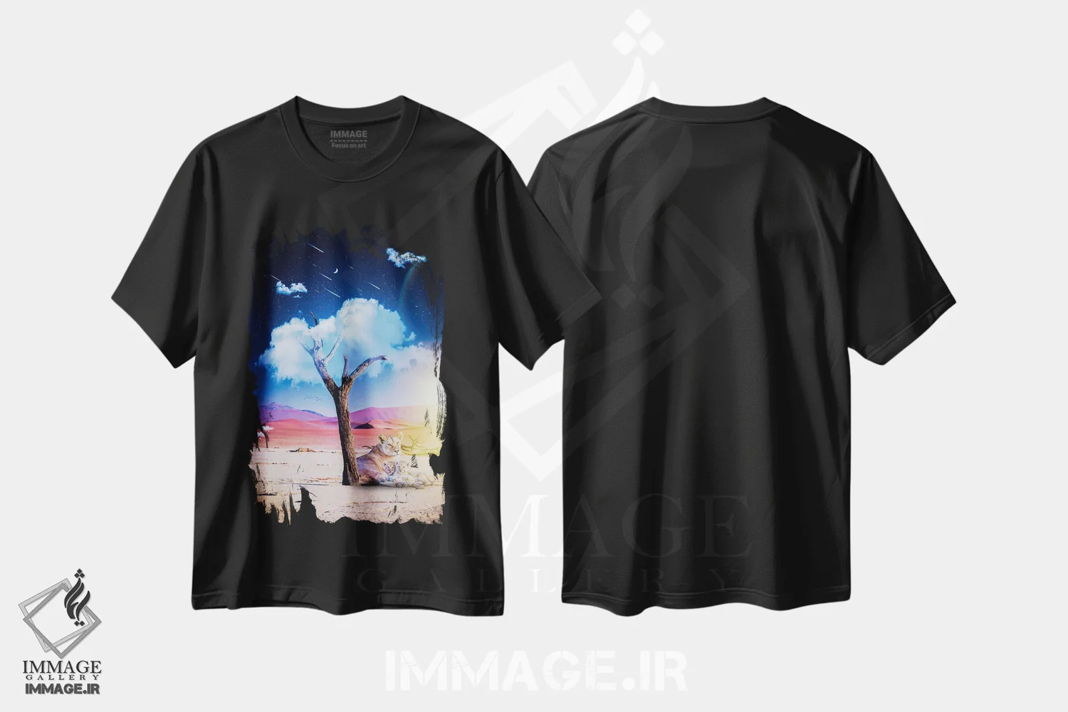 تیشرت مشکی طرح دار درخت ابری و خانواده شیر زیر شب پرستاره، هنر دیجیتال اثر جن زد | immage.ir