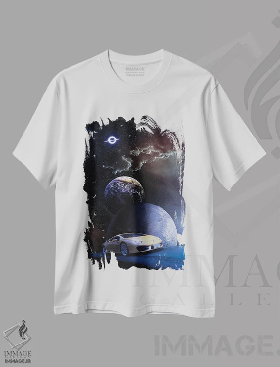 تیشرت سفید طرح دار خودروی ورزشی در جاده ای به سوی فضای بی نهایت، تزئینی اثر جن زد | immage.ir
