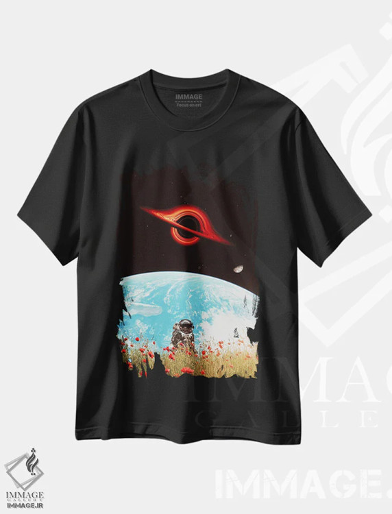 تیشرت مشکی طرح دار کشف فضانورد در میان دشت شقایق قرمز، عکاسی ترکیبی اثر جن زد | فروشگاه ایماژ