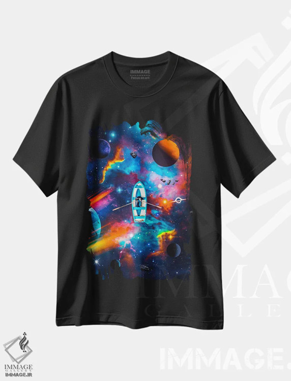 تیشرت مشکی طرح دار قایقرانی در اقیانوسی از کهکشان ها و سیارات، عکاسی ترکیبی اثر جن زد | immage.ir