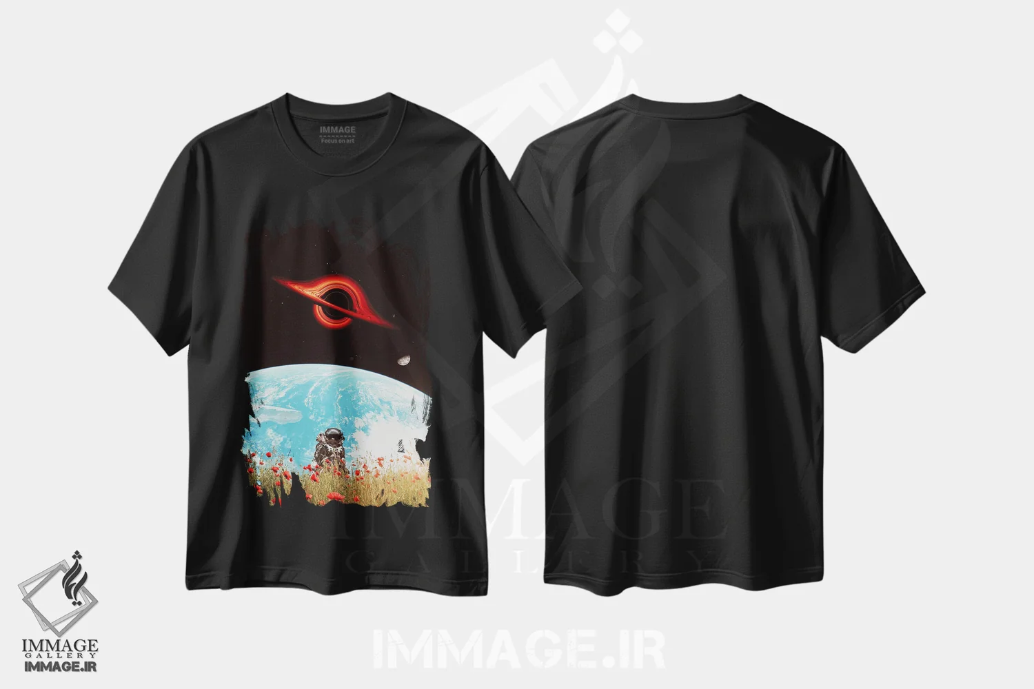 تیشرت مشکی طرح دار کشف فضانورد در میان دشت شقایق قرمز، عکاسی ترکیبی اثر جن زد | فروشگاه ایماژ