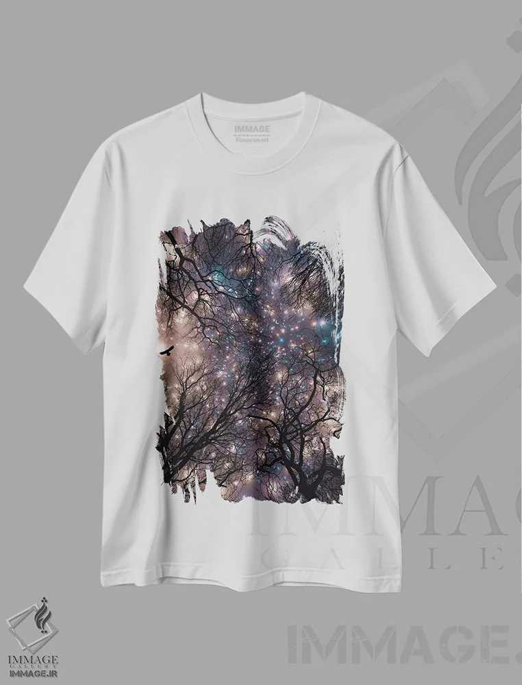 تیشرت سفید طرح دار جغد در شب پرستاره روی شاخه های درخت، دکوراسیون جایگزین اثر جن زد | immage.ir