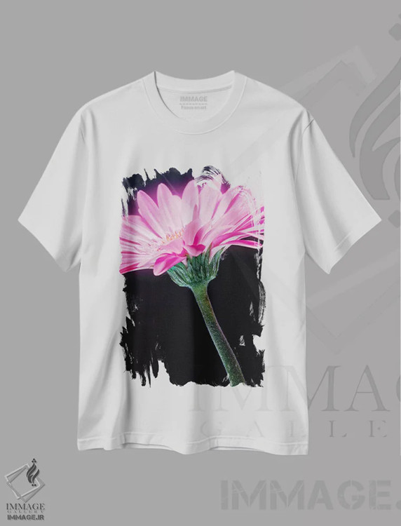 تیشرت سفید طرح دار پرتو نور روی ژربر دیزی صورتی، مدیوم اثر گلاوکو منهالی | immage.ir