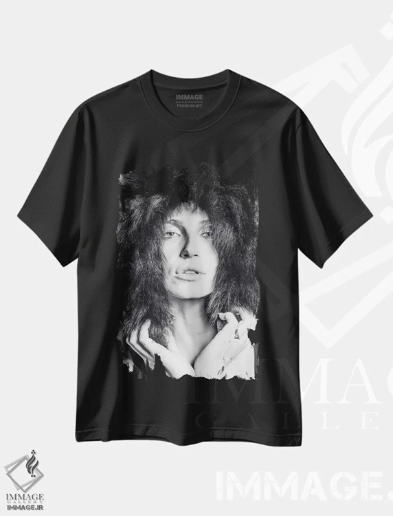 تیشرت مشکی طرح دار زن در مسکو، عکاسی سیاه و سفید اثر گلاوکو منهالی | فروشگاه ایماژ