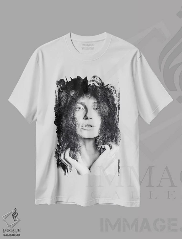 تیشرت سفید طرح دار زن در مسکو، عکاسی سیاه و سفید اثر گلاوکو منهالی | immage.ir