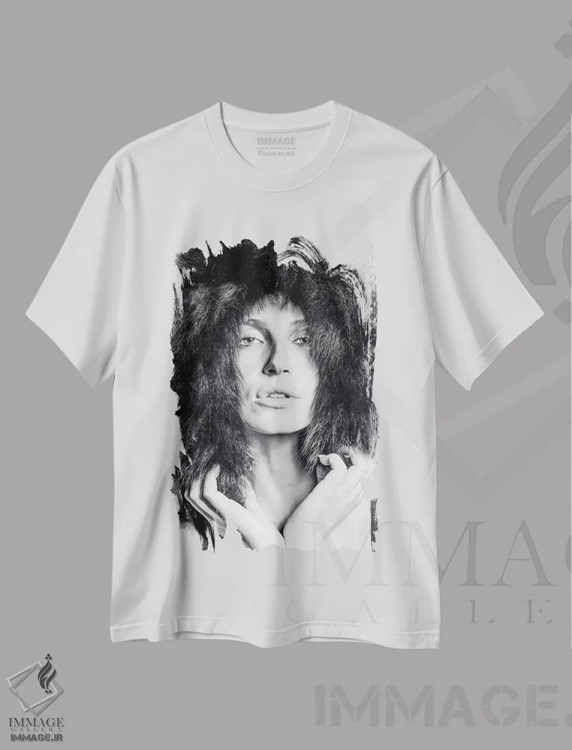 تیشرت سفید طرح دار زن در مسکو، عکاسی سیاه و سفید اثر گلاوکو منهالی | immage.ir
