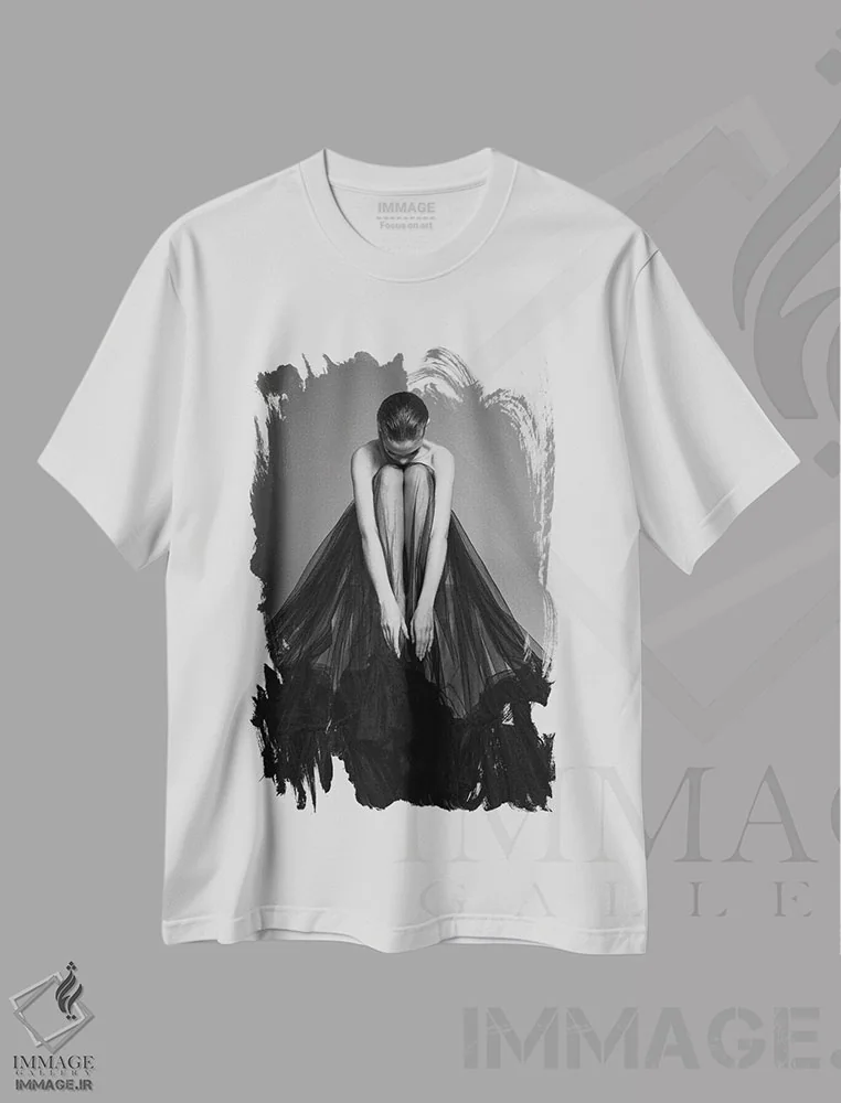 تیشرت سفید طرح دار پرتره هنری بانوی زیبا با لباس مشکی ۵، عکاسی سیاه و سفید اثر جورج مایر | فروشگاه ایماژ