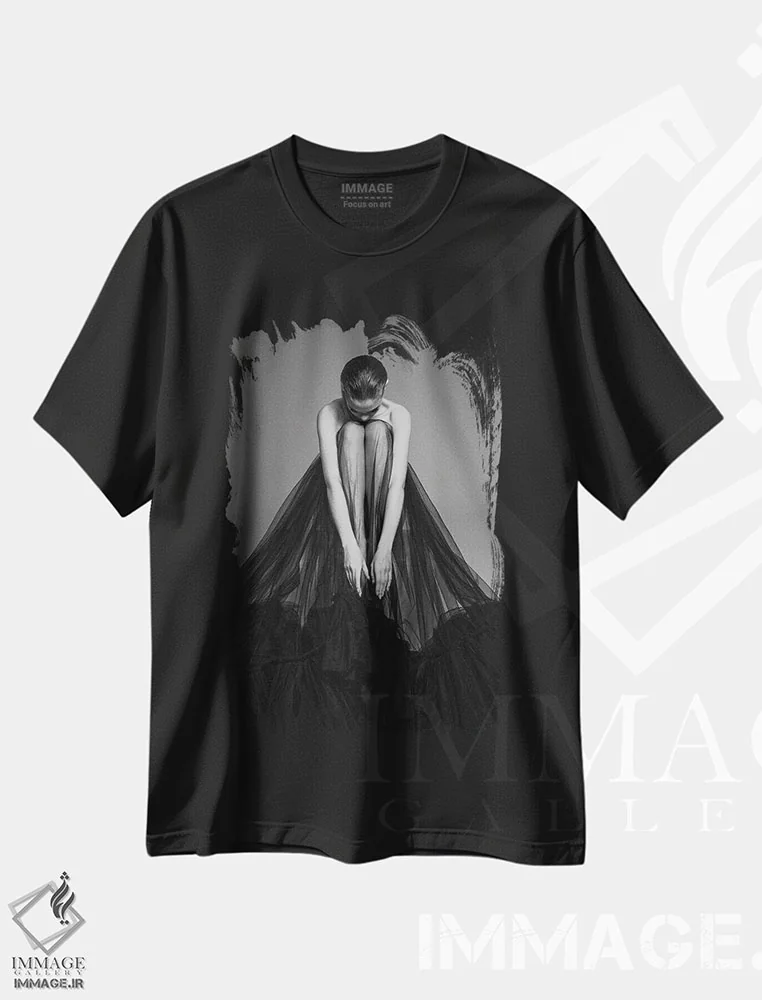 تیشرت مشکی طرح دار پرتره هنری بانوی زیبا با لباس مشکی ۵، عکاسی سیاه و سفید اثر جورج مایر | immage.ir