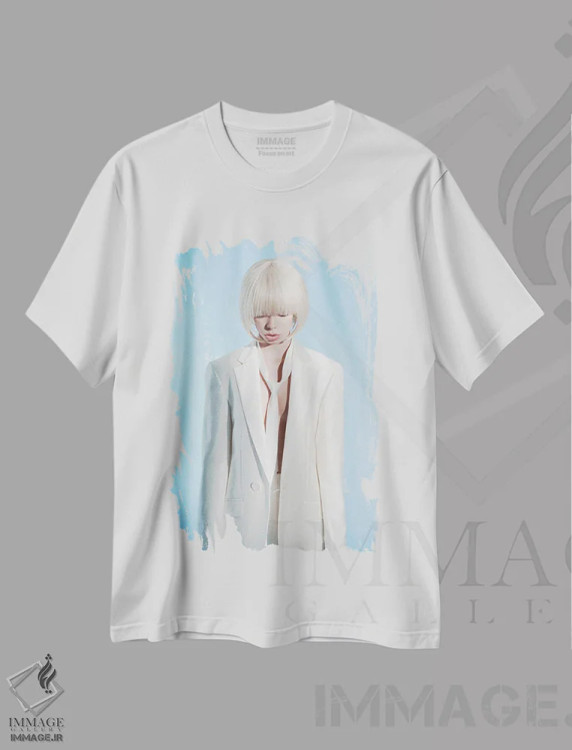 تیشرت سفید طرح دار عکس مد بانوی شیک ۲۲، عکاسی هنری فاخر اثر جورج مایر | فروشگاه ایماژ