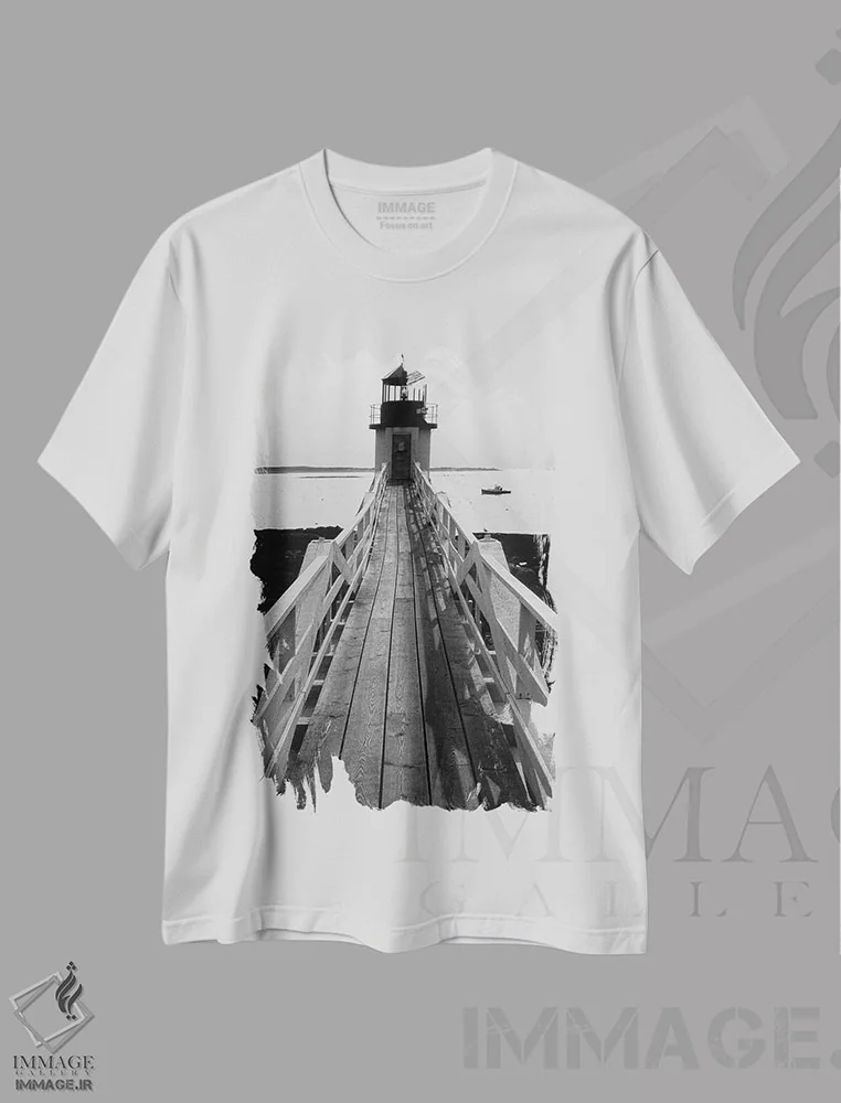 تیشرت سفید طرح دار ایستگاه فانوس و یک قایق، پورت کلاید، مین، عکاسی سیاه و سفید اثر جورج اوزه | immage.ir