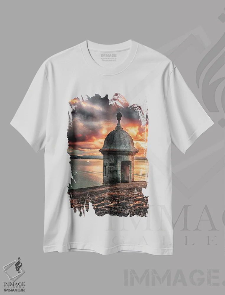 تیشرت سفید طرح دار غروب خلیج سن خوآن با برجک نگهبانی، مدیوم اثر جورج اوزه | فروشگاه ایماژ