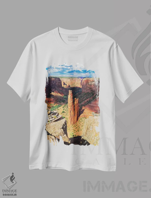 تیشرت سفید طرح دار صخره اسپایدر در کانیون د شی، آریزونا، مدیوم اثر جورج اوزه | فروشگاه ایماژ