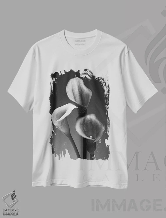 تیشرت سفید طرح دار سه گل کالایلی صورتی در تصویر سیاه و سفید، عکاسی سیاه و سفید اثر جورج اوزه | immage.ir