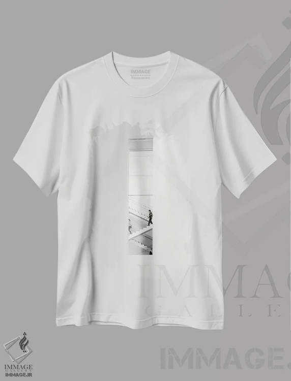 تیشرت سفید طرح دار راه پله شهری، عکاسی سیاه و سفید اثر جورج اوزه | immage.ir