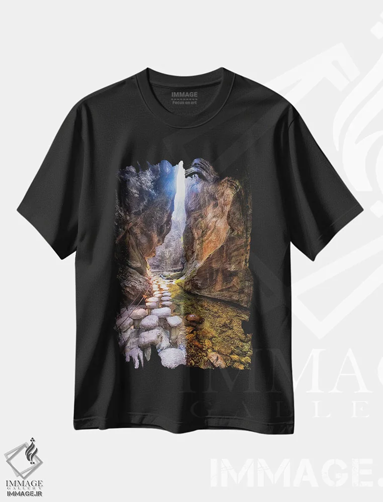 تیشرت مشکی طرح دار مسیر جویبار در تنگه باریک، مدیوم اثر جورج اوزه | فروشگاه ایماژ