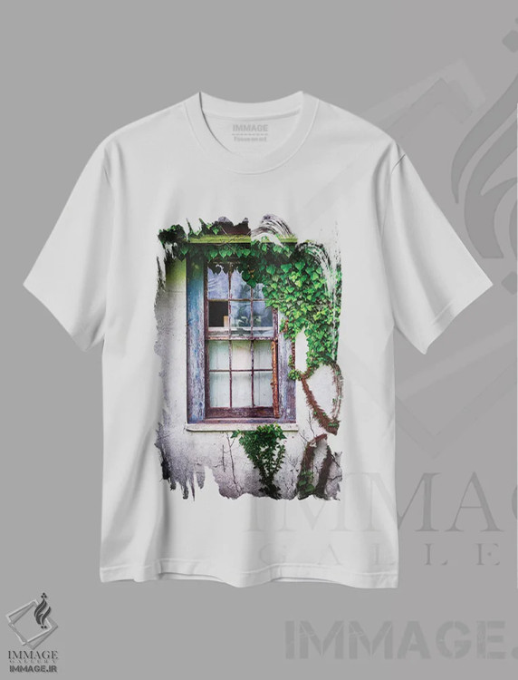 تیشرت سفید طرح دار پنجره قدیمی رنگ باخته پوشیده از پیچک، مدیوم اثر جورج اوزه | immage.ir