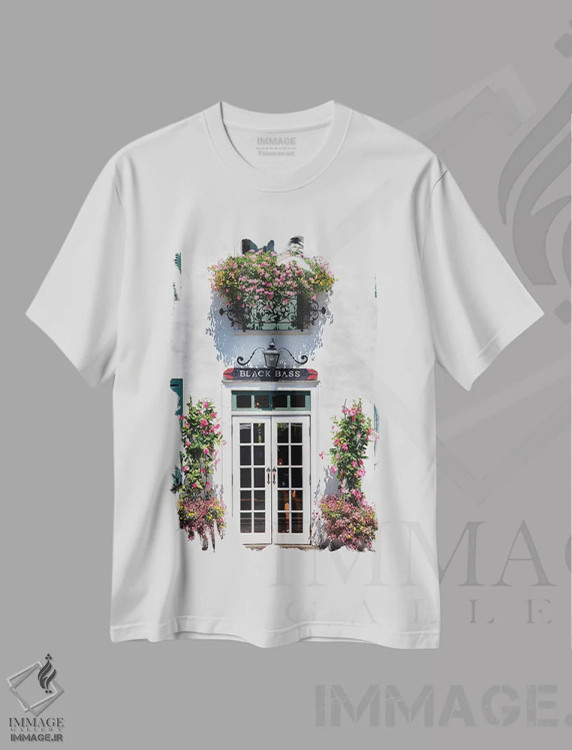 تیشرت سفید طرح دار ورودی مهمانسرای روستایی دل انگیز، مدیوم اثر جورج اوزه | فروشگاه ایماژ